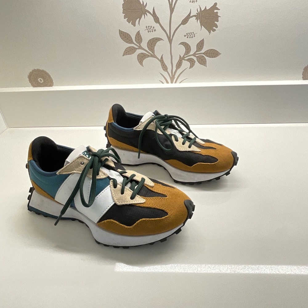 New Balance 327 Women’s sneakers size 8